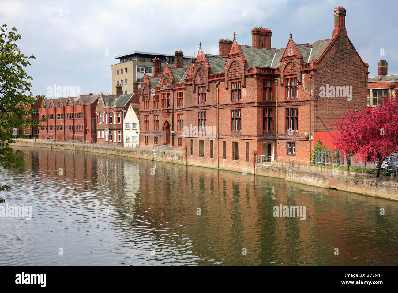 Fiume Ouse Embankment Città Bedford Bedfordshire County Inghilterra Gran Bretagna Foto Stock