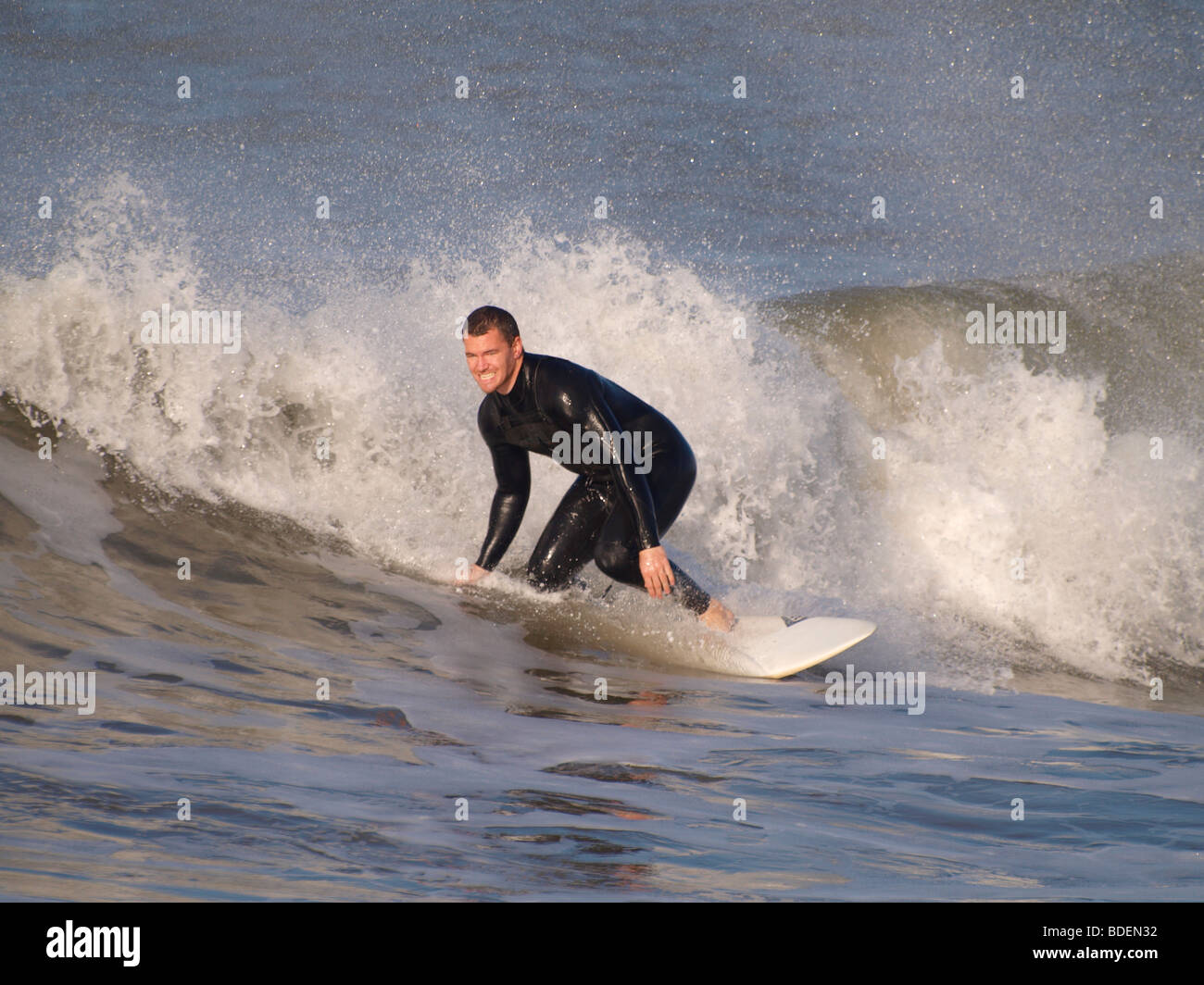 Surfer in azione, Devon, Regno Unito Foto Stock