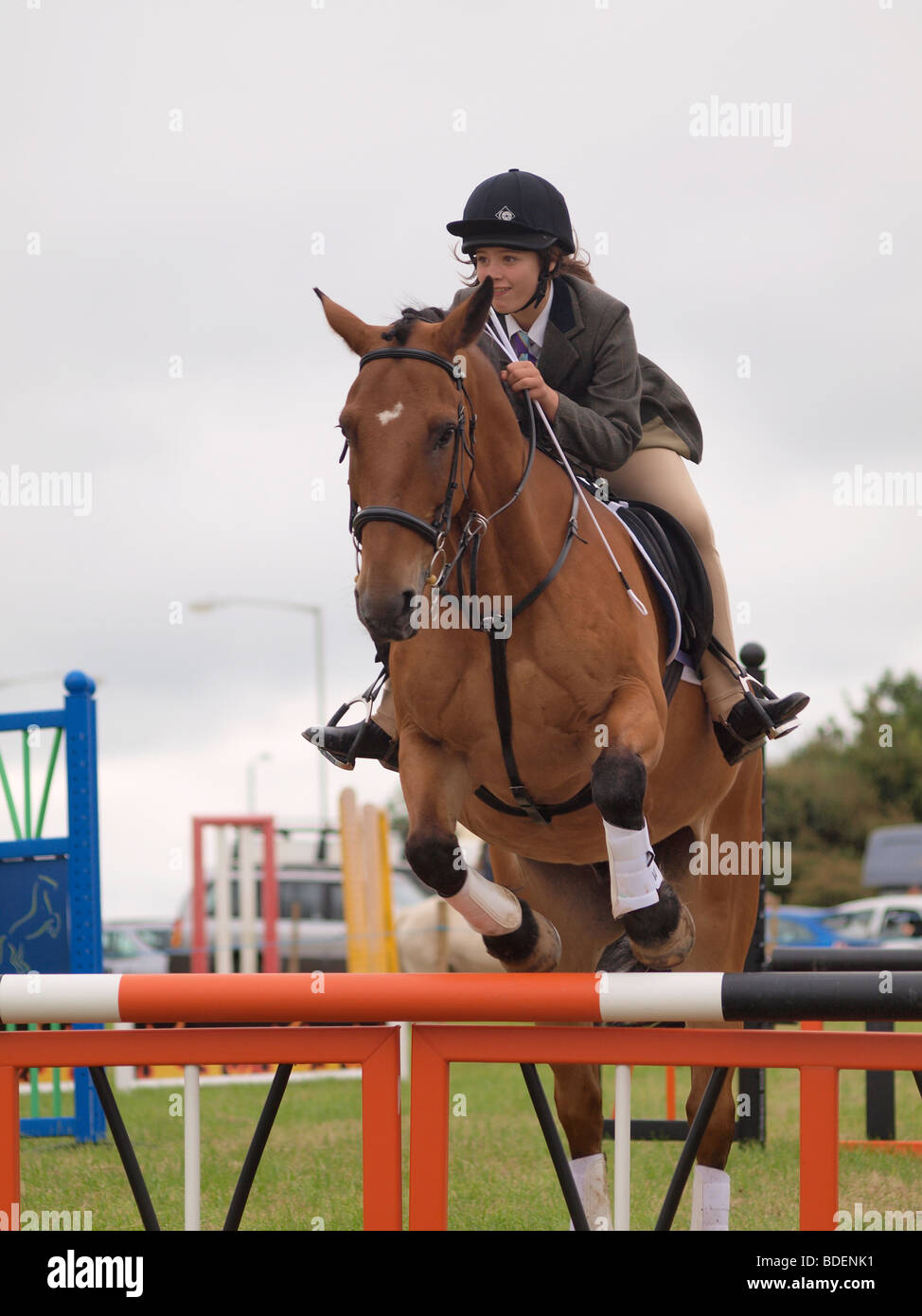 Ragazza adolescente show jumping Foto Stock