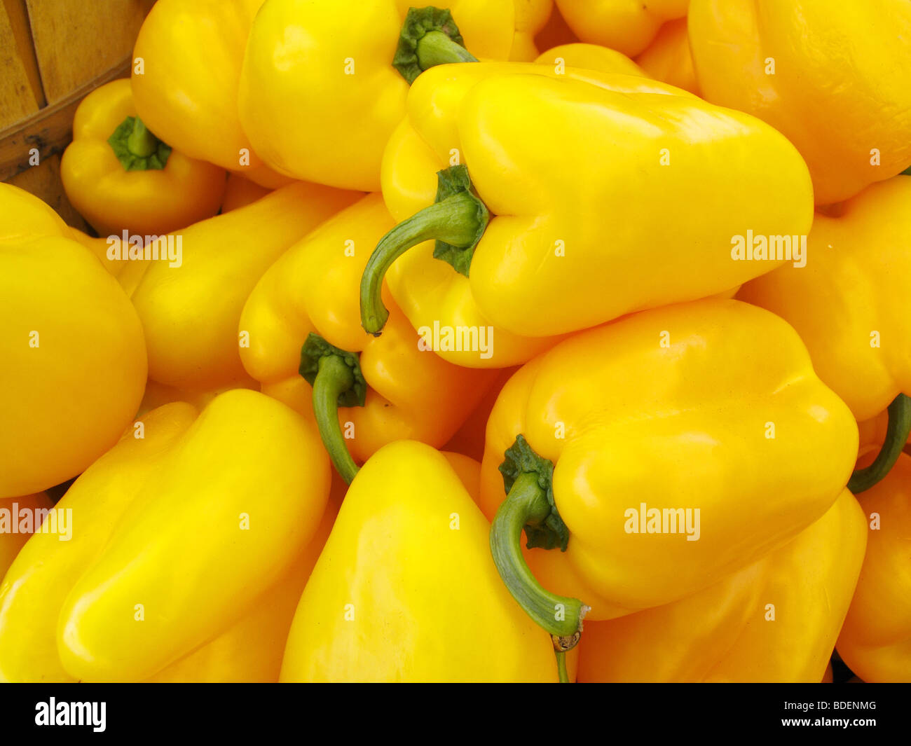 Un mucchio di peperoni gialli in un mercato di un bin Foto Stock