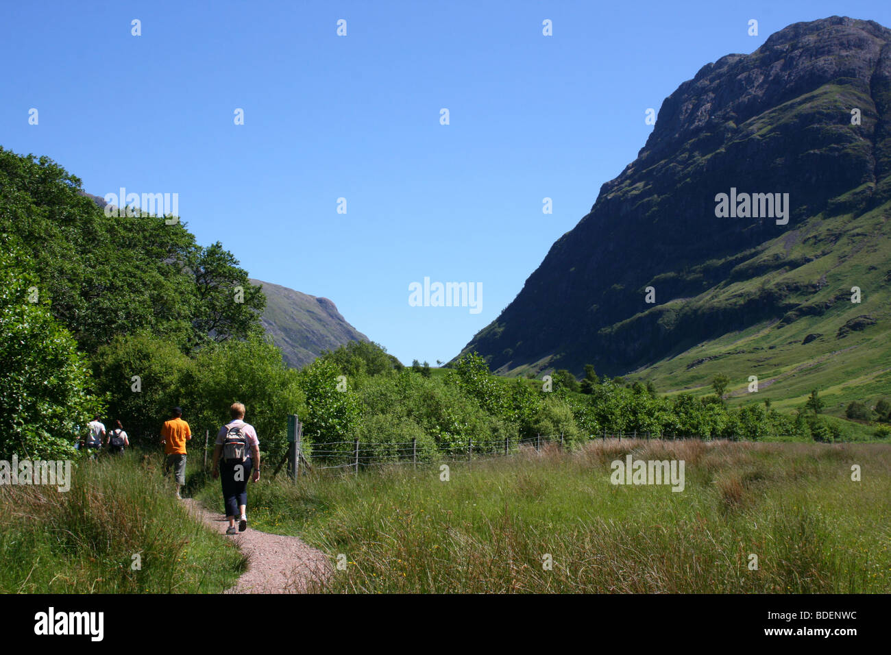 Walkers a Glen Coe, sotto Bidean nam Bian, Highlands scozzesi Foto Stock