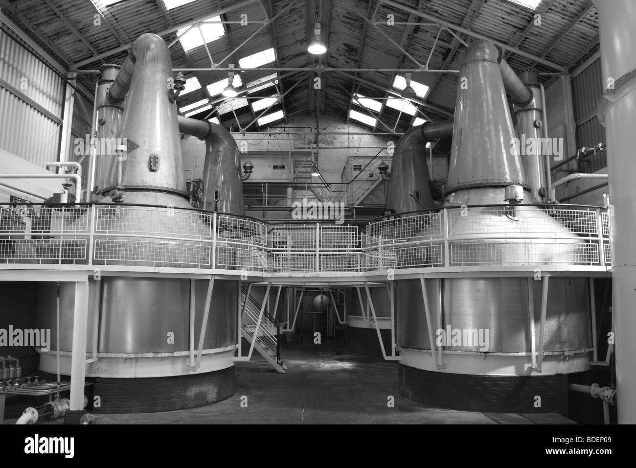 Pentola di Rame stills in una distilleria di whisky, Fort William, Highlands scozzesi Foto Stock