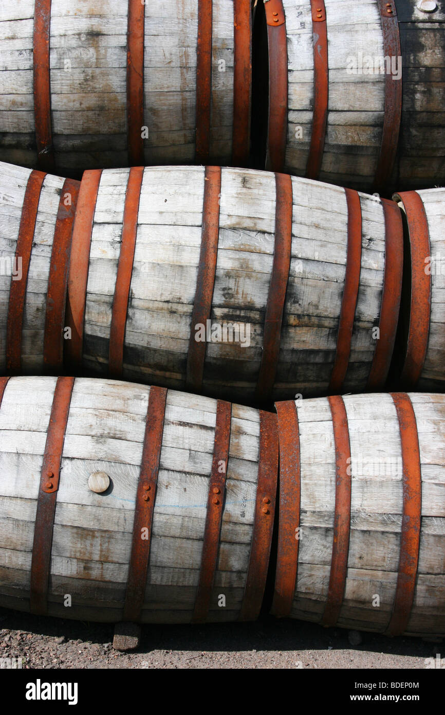 Svuotare il Whiskey di barili in distilleria in Fort William, Scozia Foto Stock