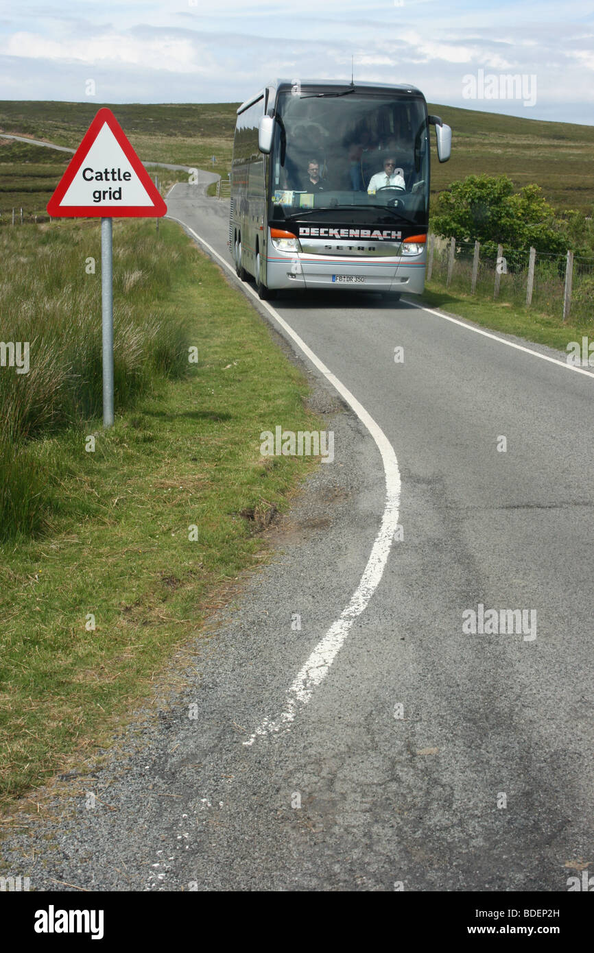 Pullman grande sul telecomando via unica strada sulla penisola di Trotternish, Isola di Skye in Scozia Foto Stock