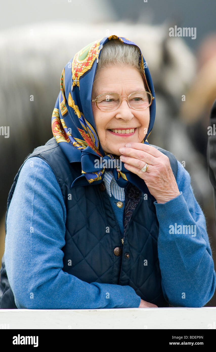 Sua Maestà la Regina Elisabetta II vestito in modo informale presso il Windsor annuale Mostra Nazionale del Cavallo Foto Stock