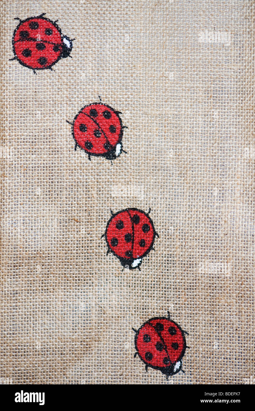 Coccinelle su un hessian rispettosi dell'ambiente shopping bag Foto Stock