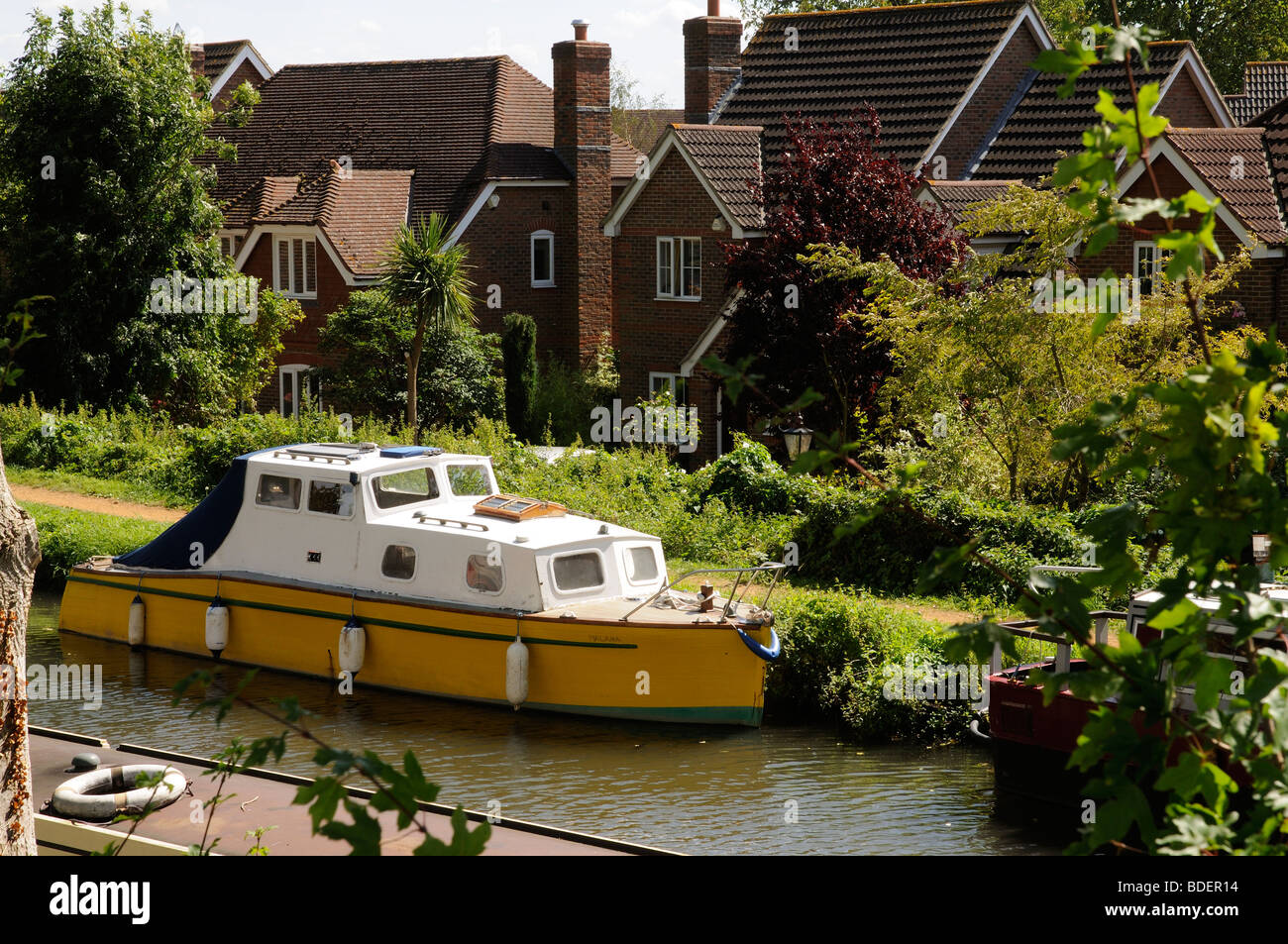 Waterside proprietà accanto alla Kennet & Avon Canal in Berkshire England Regno Unito Foto Stock