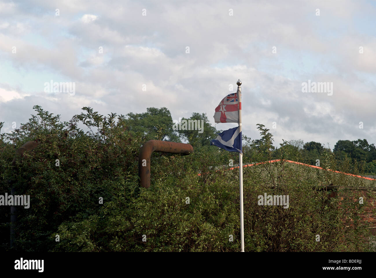 La Ulster Banner e bandiera scozzese di Glasgow, Scozia. Foto Stock