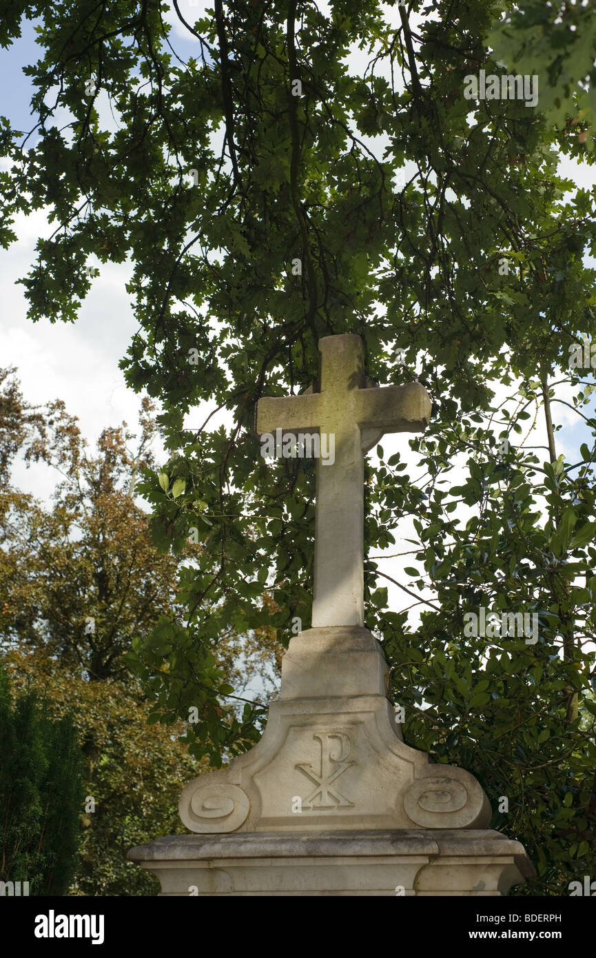 Oggetto contrassegnato per la rimozione definitiva con grande croce su un cimitero Foto Stock