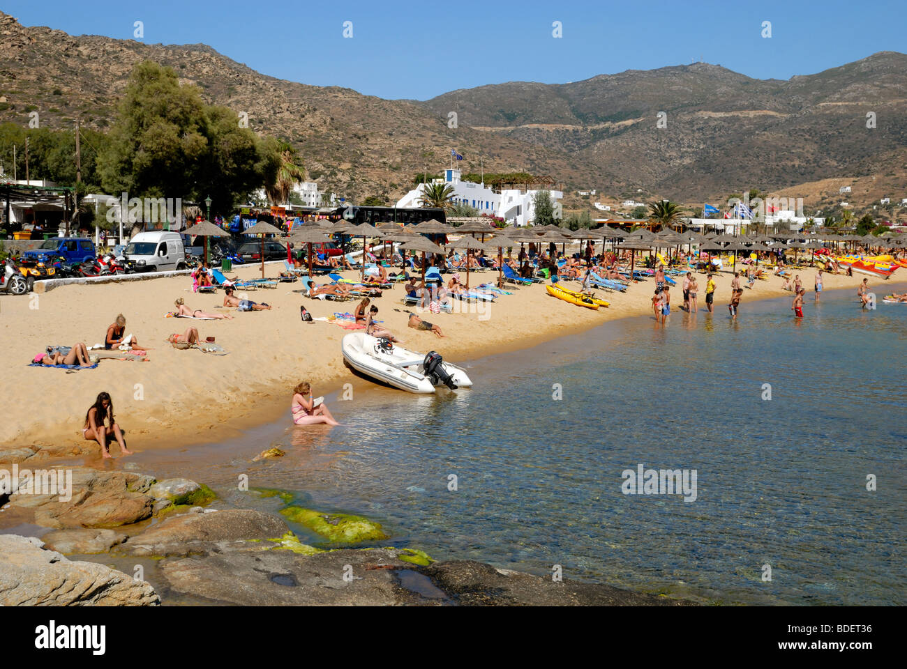 Una bella vista della spiaggia di Mylopotas, una delle migliori spiagge per essere trovati ovunque in Grecia. Mylopotas, dell'isola di Ios, Cicladi Isla Foto Stock