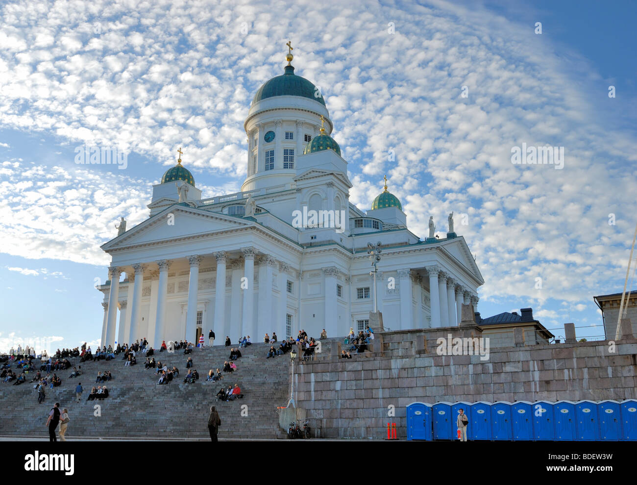 Le persone sono la raccolta sulla Cattedrale di Helsinki passi alla Notte Delle Arti, Taiteiden Yö , 21.08.2009. Helsinki, Finlandia, SCA Foto Stock