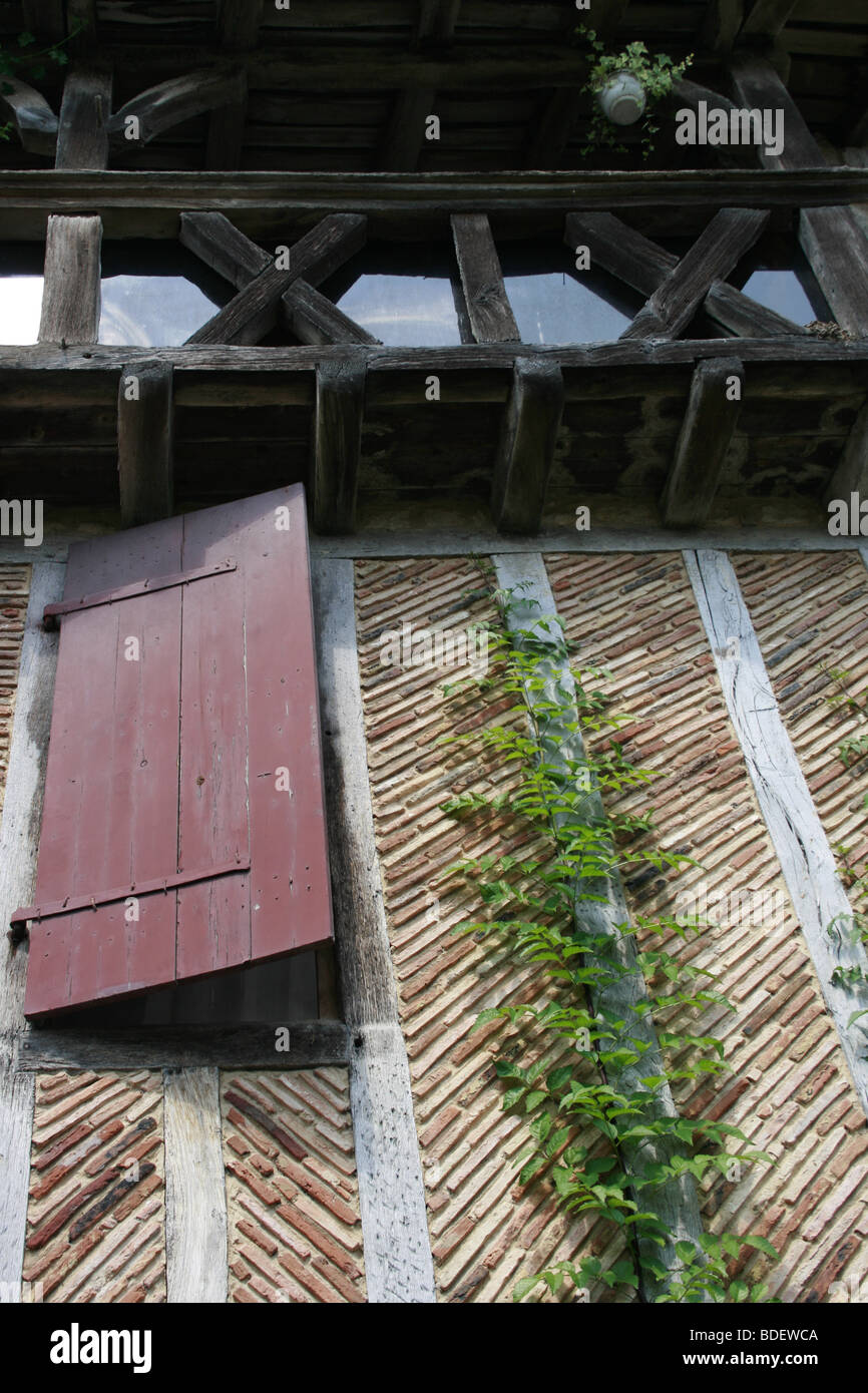 Close-up di una finestra di un sedicesimo secolo la casa a La bastide medievale di Issigeac, Perigord Pourpre Foto Stock