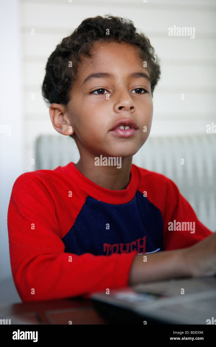 Ragazzo, otto anni, computer portatile Foto Stock