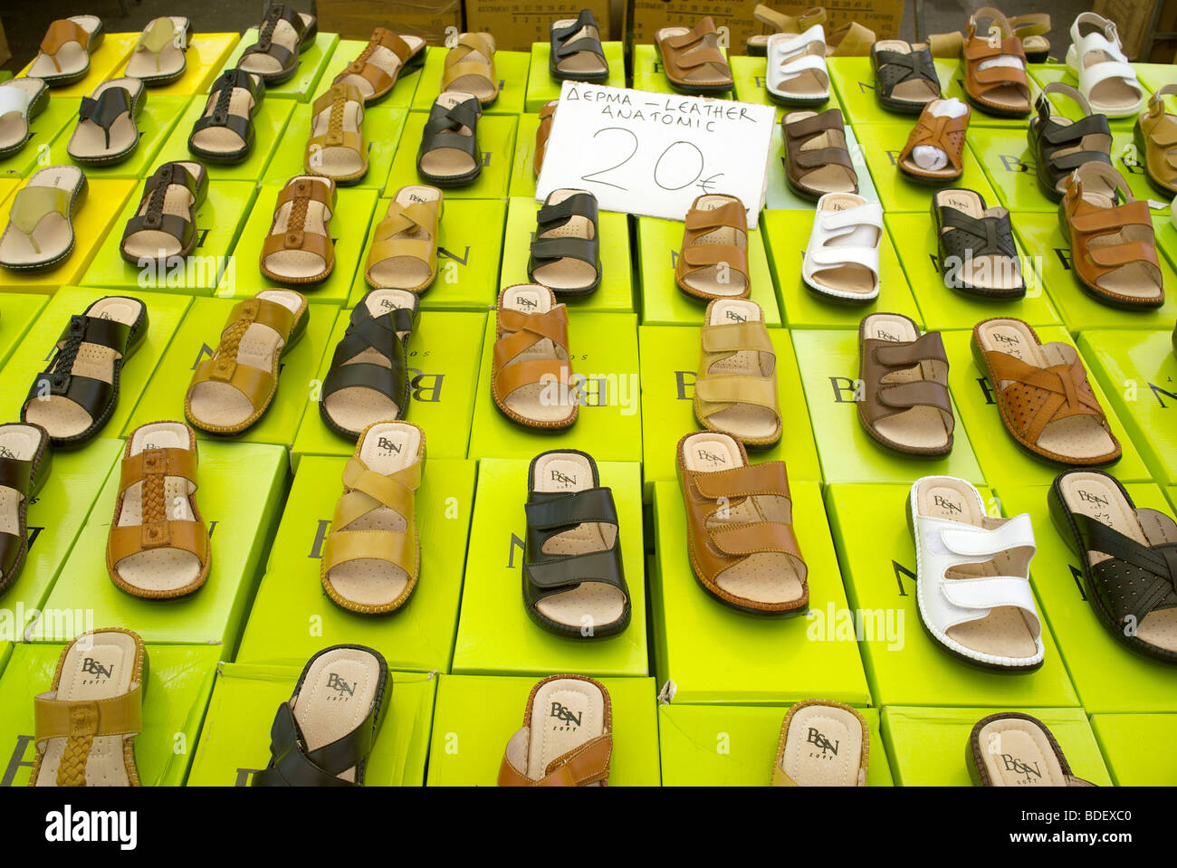 Womens sandali di cuoio per la vendita sul mercato di Rethymnon in stallo Foto Stock