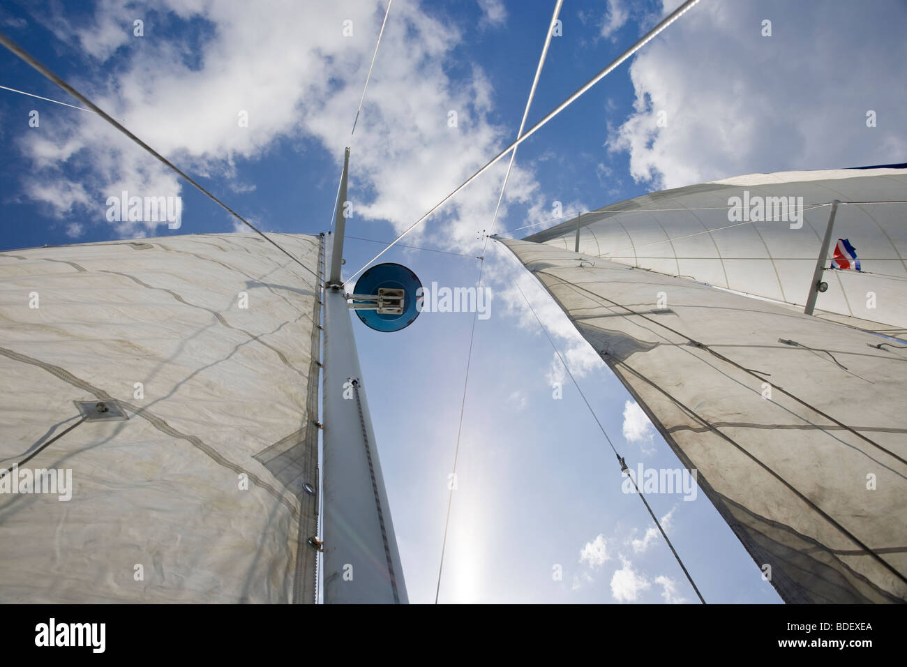 Barca a vela montante e vele bianche con un profondo cielo blu nel Golfo di Papagayo, Guanacaste in Costa Rica. Foto Stock