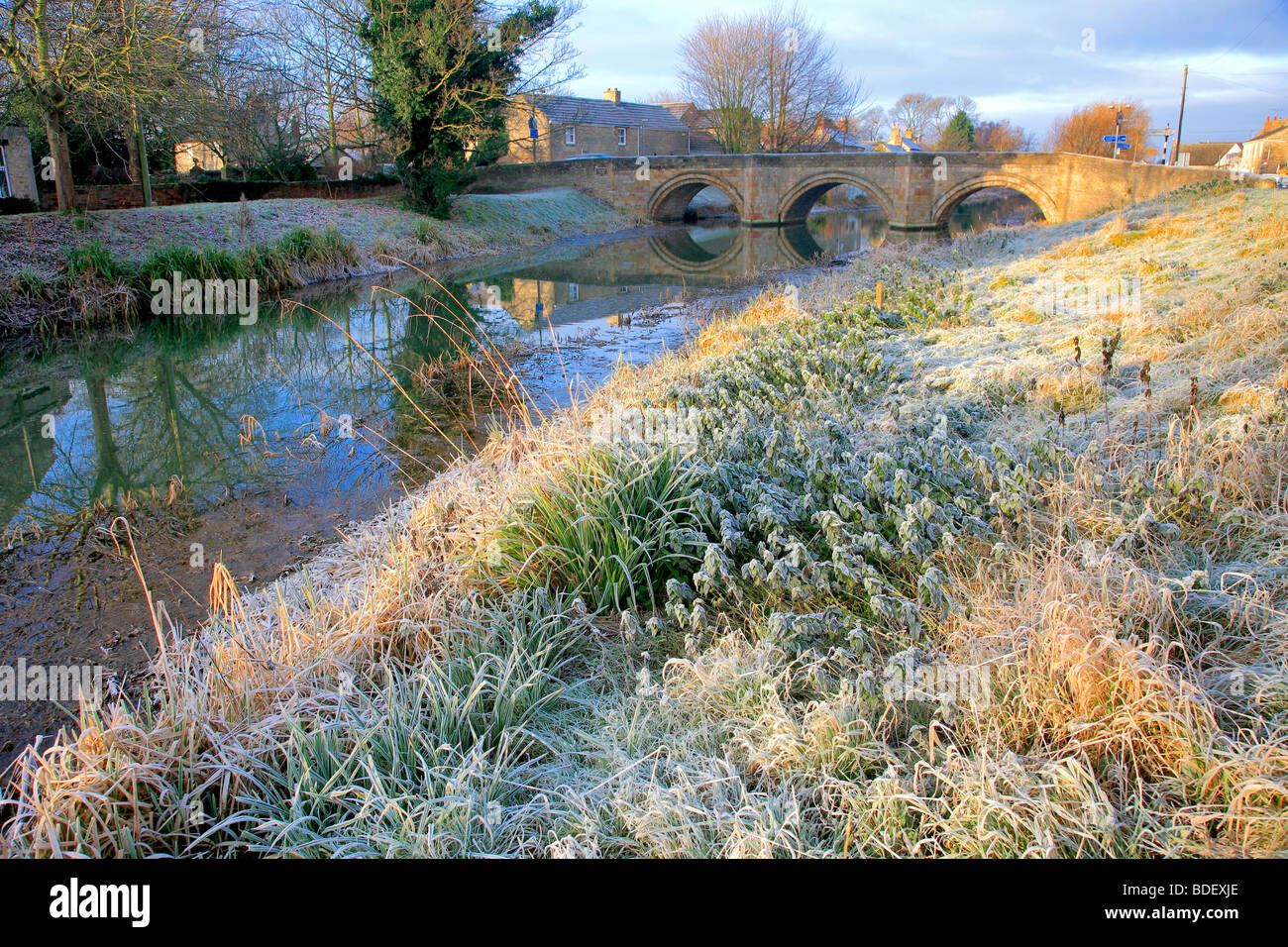 Gelo invernale fiume Welland sprofondamento St James Town Lincolnshire England Regno Unito Foto Stock