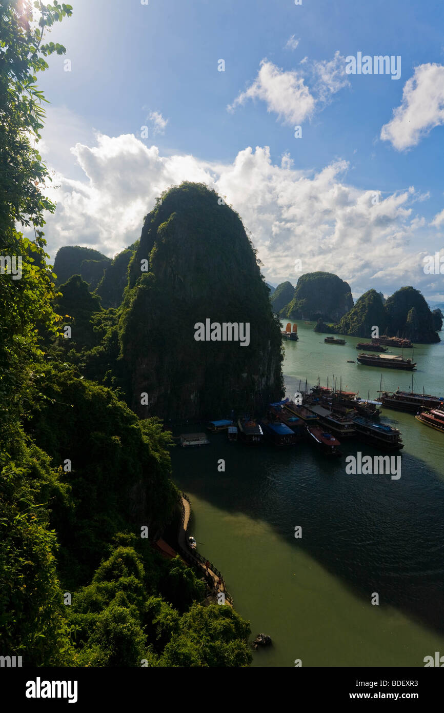 Vista dall'alto la bocca della Hai Phong grotta sopra le isole della baia di Ha Long, Vietnam Foto Stock