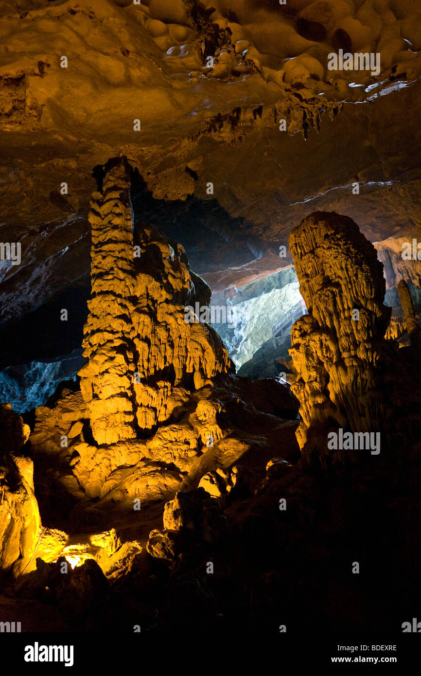 All'interno della grotta illuminata di Hai Phong, enormi stalattiti coprire la luminosa entrata della caverna Foto Stock