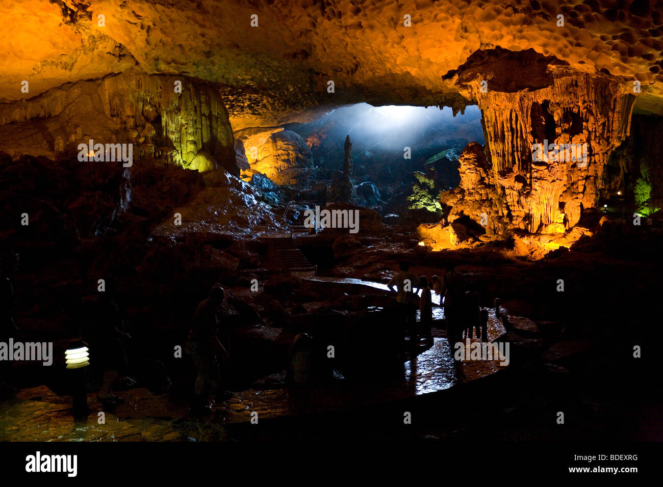 All'interno della grotta illuminata di Hai Phong, enormi stalattiti coprire la luminosa entrata della caverna Foto Stock