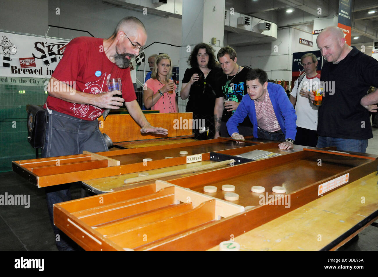 Bar tradizionale giochi presso la camra Great British Beer Festival di Londra. Foto Stock