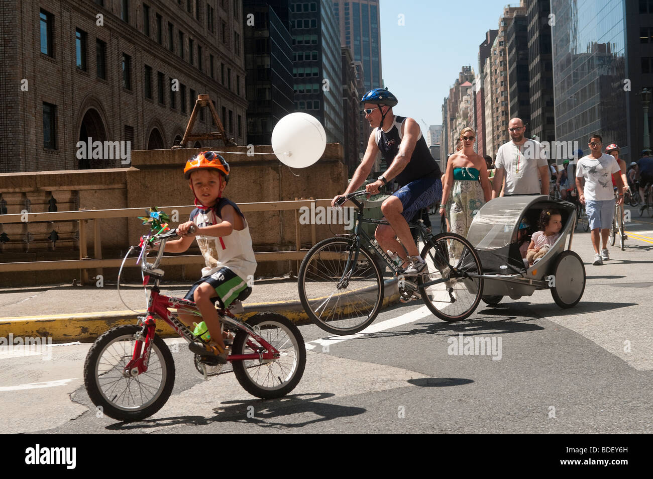 New York CIty, NY Famiglia gode di un traffico free ride sul Grand Central viadotto durante l estate strade Foto Stock