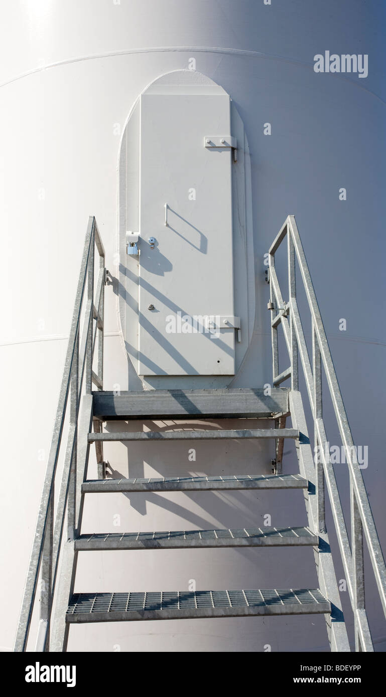 Porta d'ingresso per manutenzione metallica sul fondo del pilone di una centrale eolica, Finlandia Foto Stock