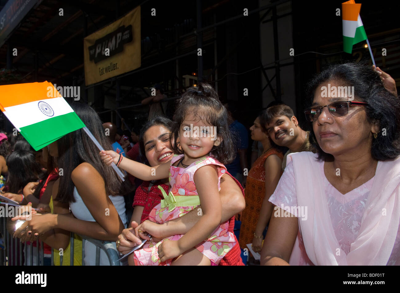 Indian-Americans dal tri-stato area intorno a New York guarda la Indian Independence Day Parade di New York Foto Stock