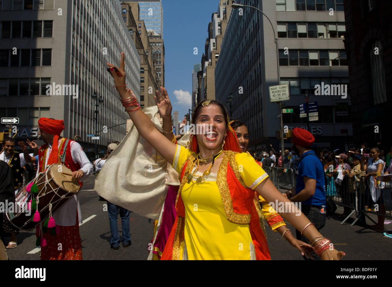 Indian-Americans dal tri-stato area intorno a New York eseguire in Indian Independence Day Parade di New York Foto Stock