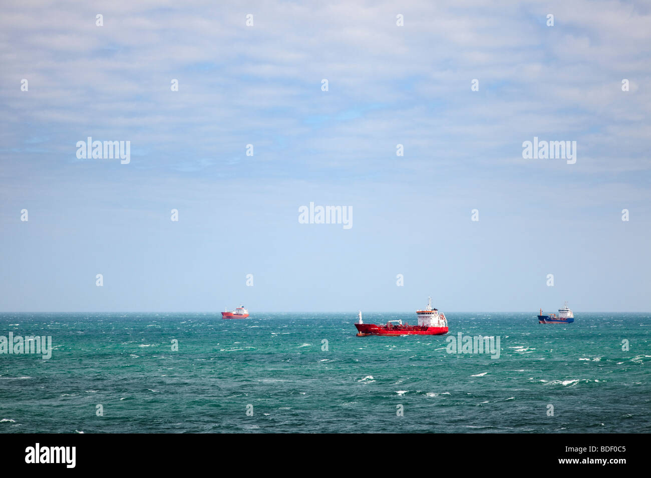 Tre navi cisterna nel Canale della Manica al largo delle coste del Regno Unito Europa Foto Stock