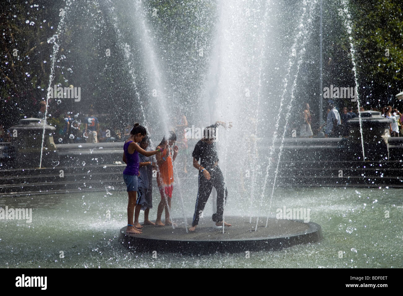 I bambini scorazzano nel rinnovato fontana in Washington Square Park nel Greenwich Village di New York Foto Stock