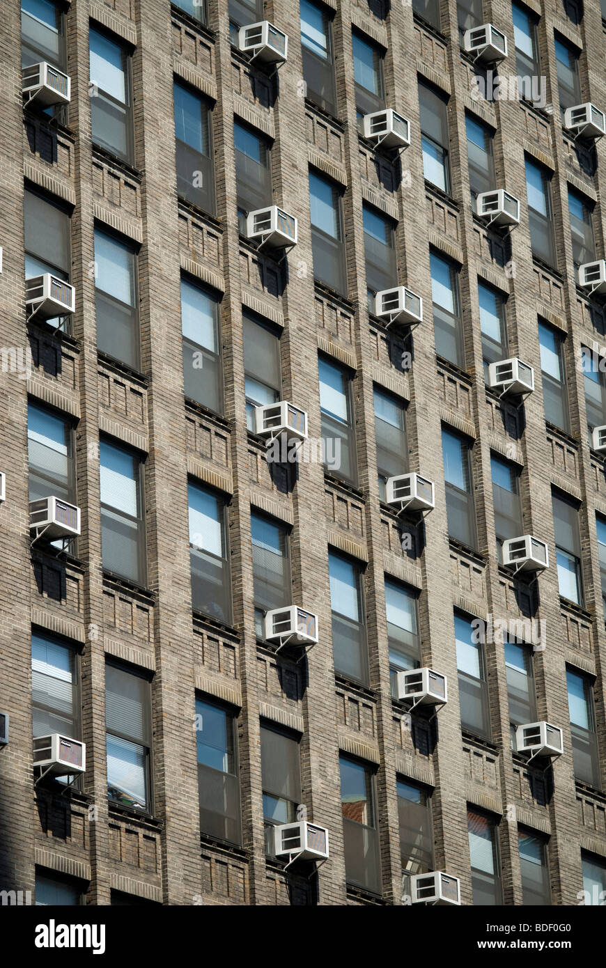 Condizionatori di aria germoglio di windows in un edificio per uffici a New York Sabato, Agosto 15, 2009. (© Richard B. Levine) Foto Stock