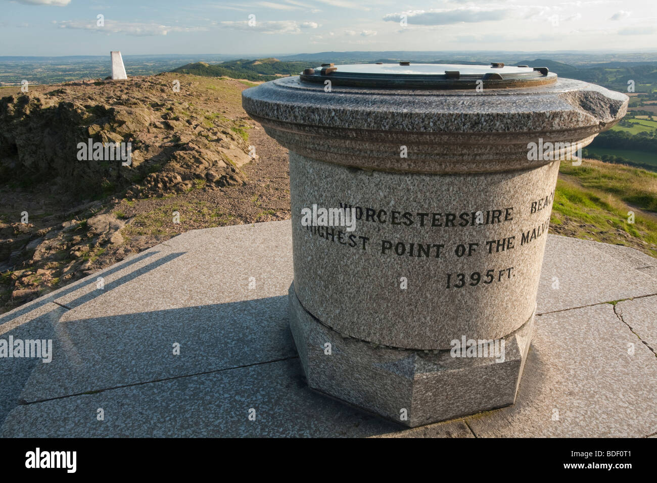 Pietra di vertice e la placca memoriale sulla sommità del Worcestershire Beacon, La Malvern Hills, Worcestershire, Regno Unito Foto Stock