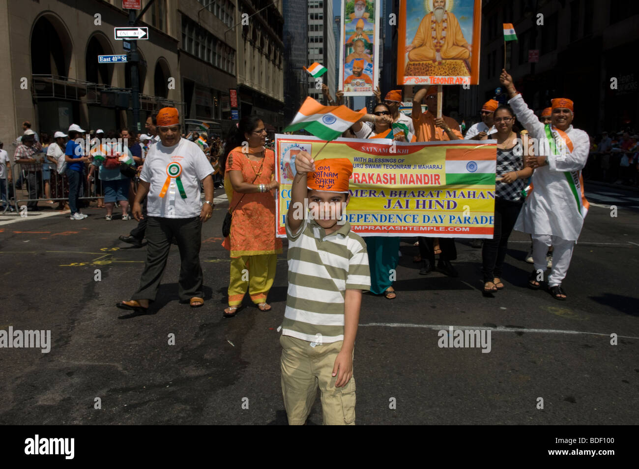 Indian-Americans dal tri-stato area intorno a New York nel Indian Independence Day Parade di New York Foto Stock