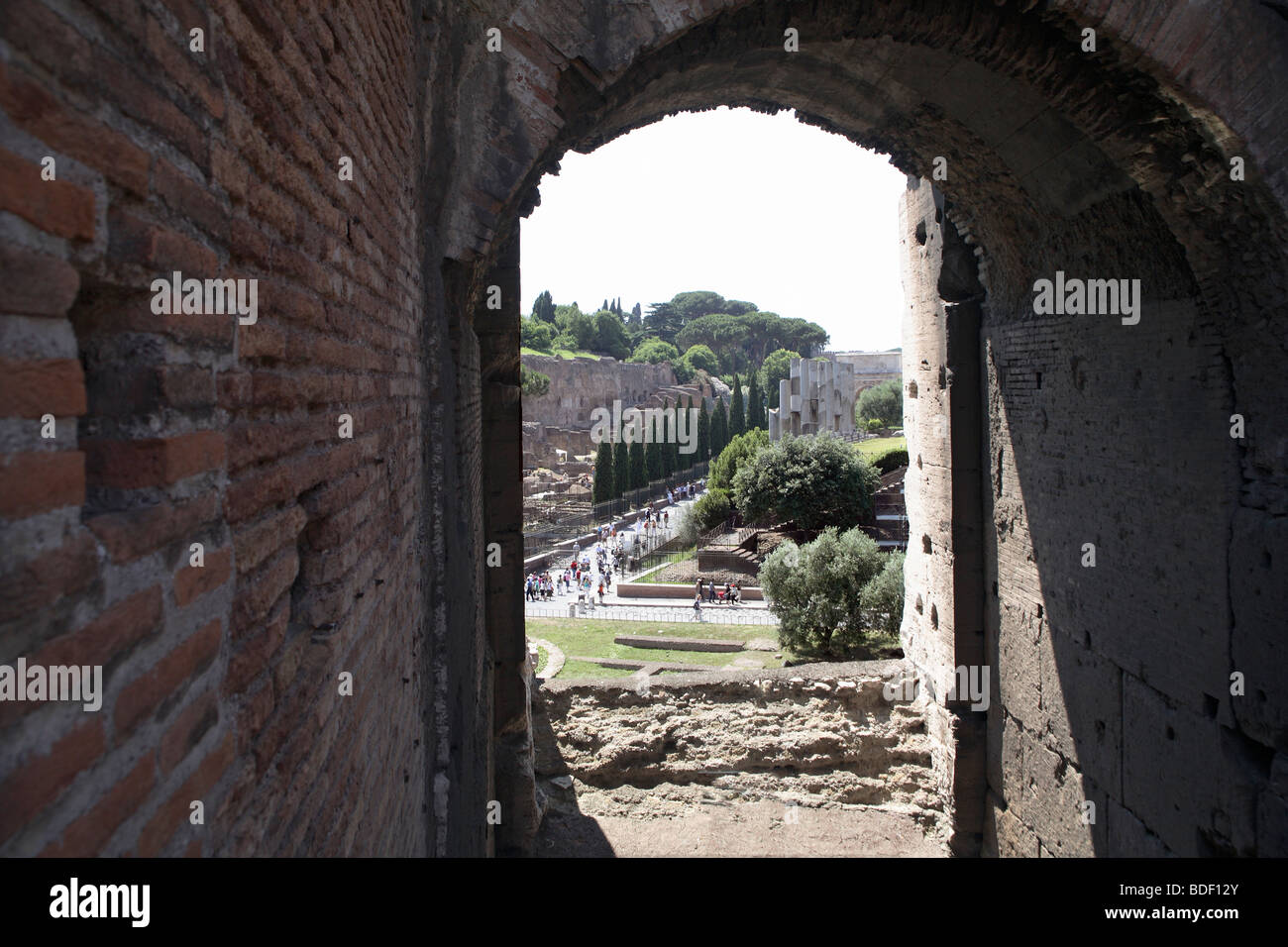 Il Colosseo,Colosseo,guardando fuori da uno degli archi per la Via Sacra, il Forum,Roma Foto Stock