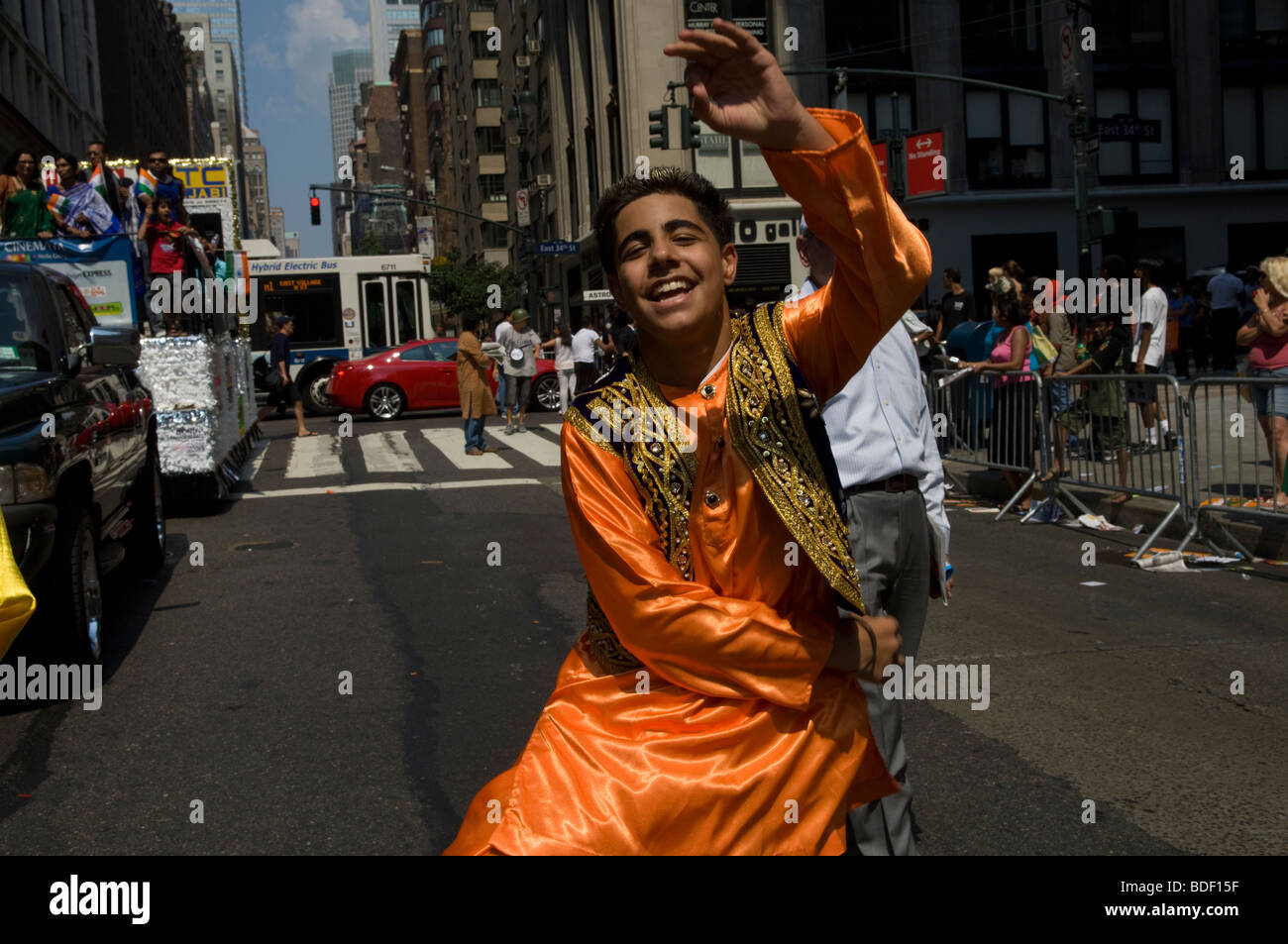 Indian-Americans dal tri-stato area intorno a New York marzo nel Indian Independence Day Parade di New York Foto Stock