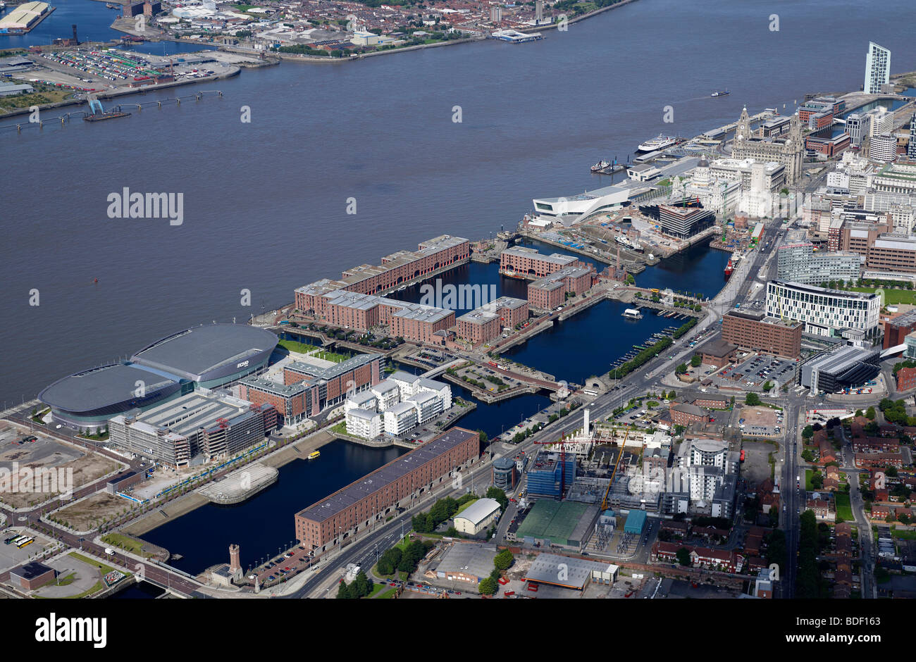 Vista aerea del Liverpool Arena and Albert Dock, Liverpool, Nord Ovest Inghilterra, Estate 2009 Foto Stock