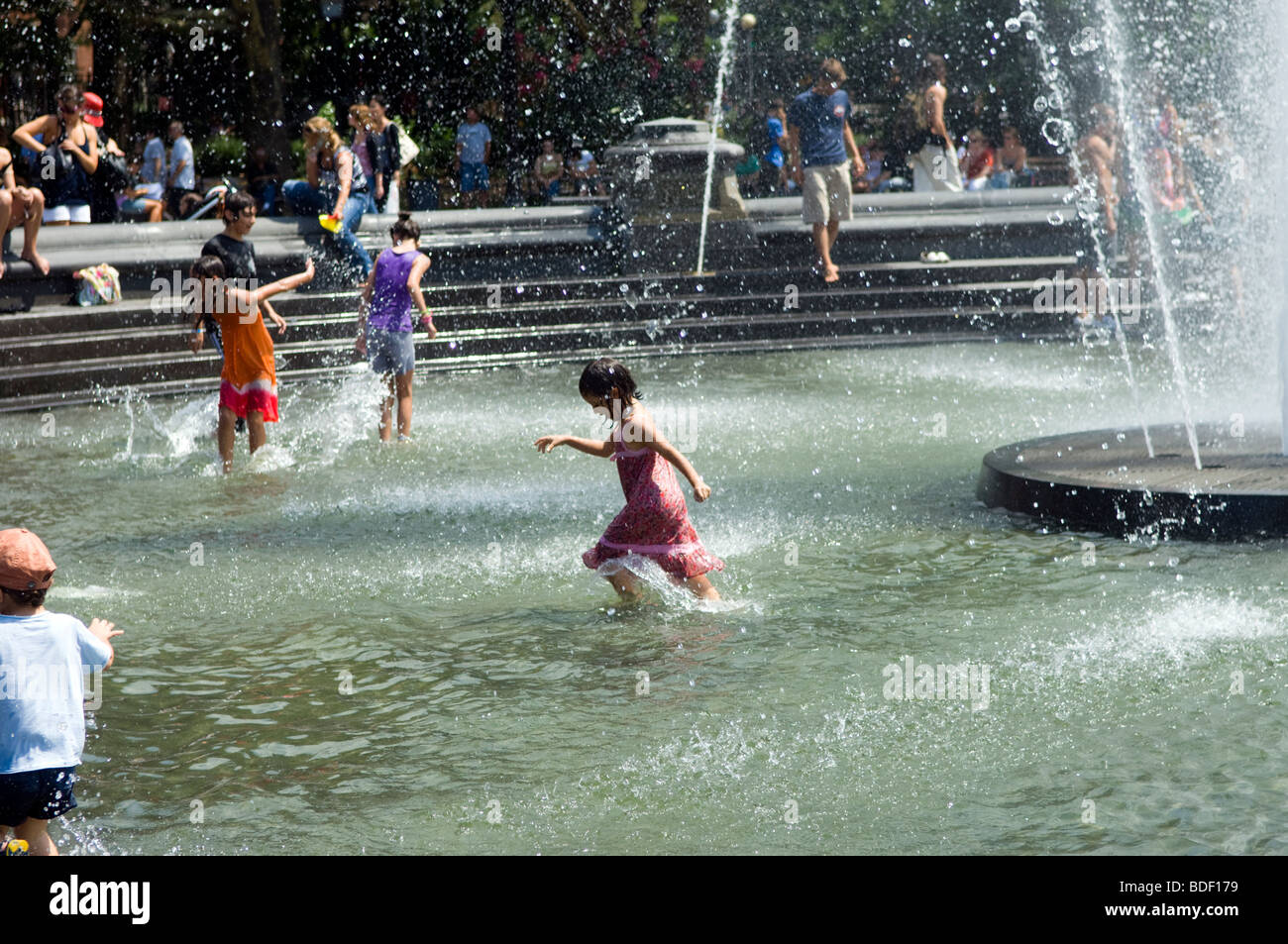I bambini scorazzano nel rinnovato fontana in Washington Square Park nel Greenwich Village di New York Foto Stock