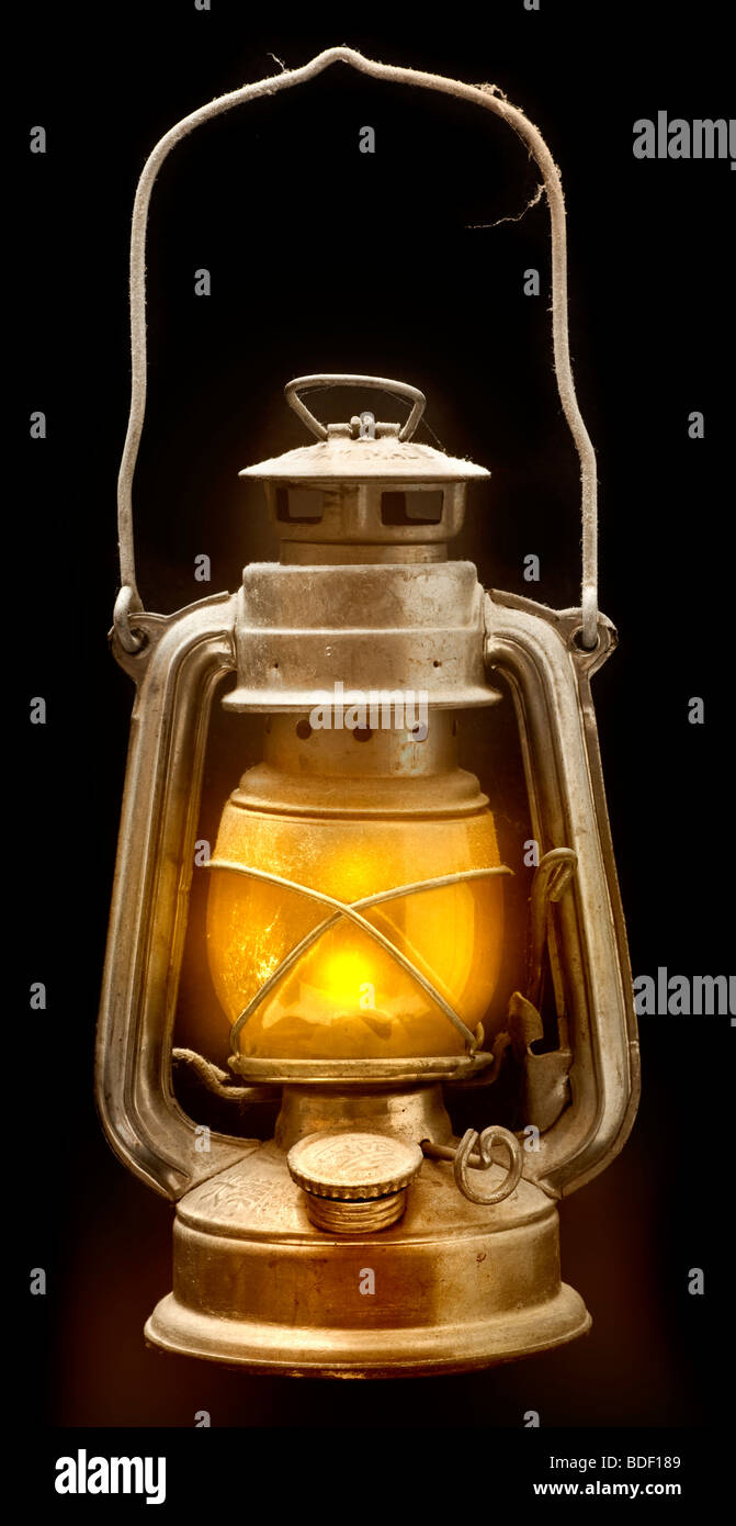 Parrafin kerosene uragano olio lampada accesa incandescente su sfondo nero Foto Stock