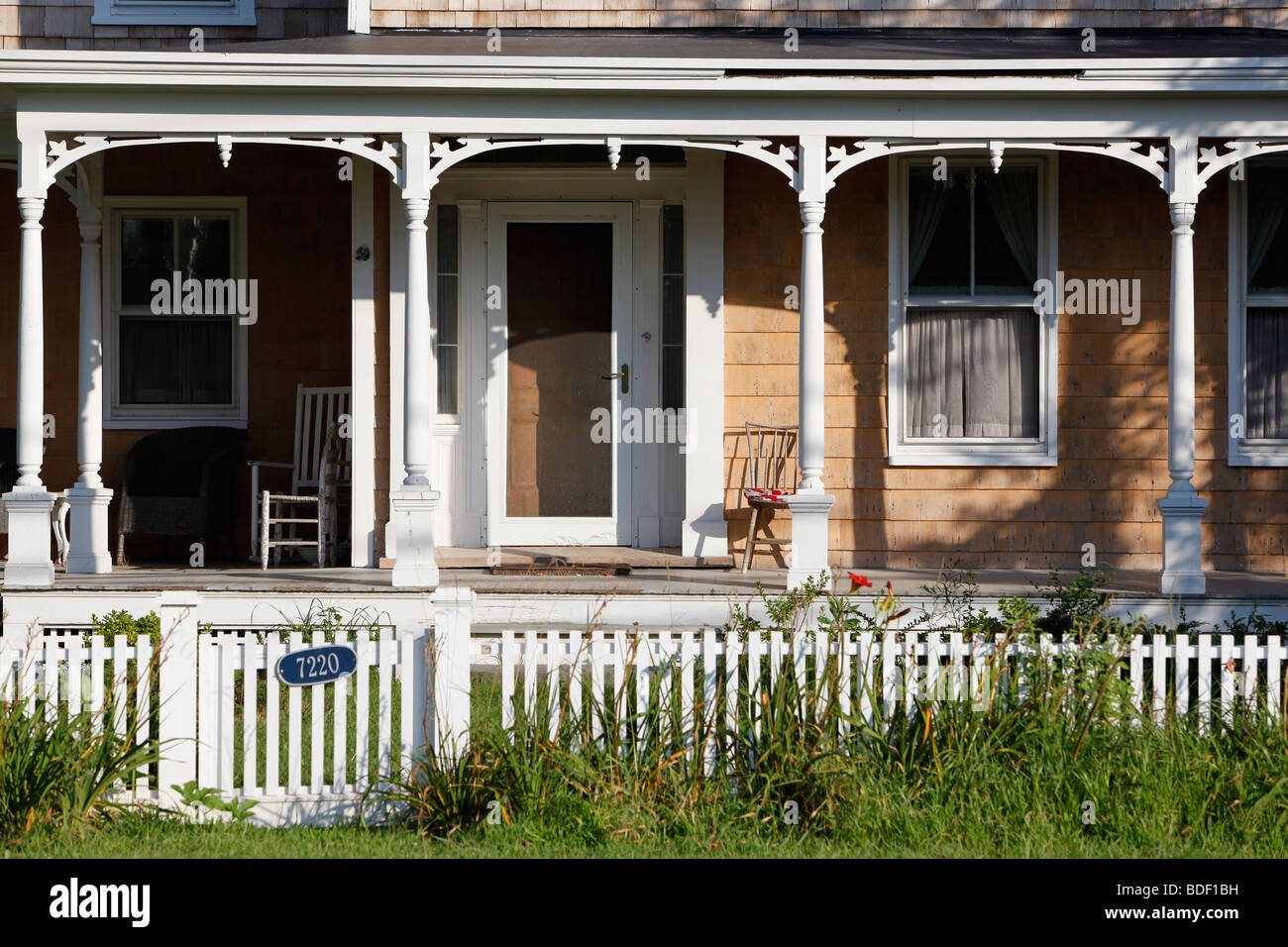 Una casa con un portico, white Picket Fence, Orient Point, Long Island New York Foto Stock