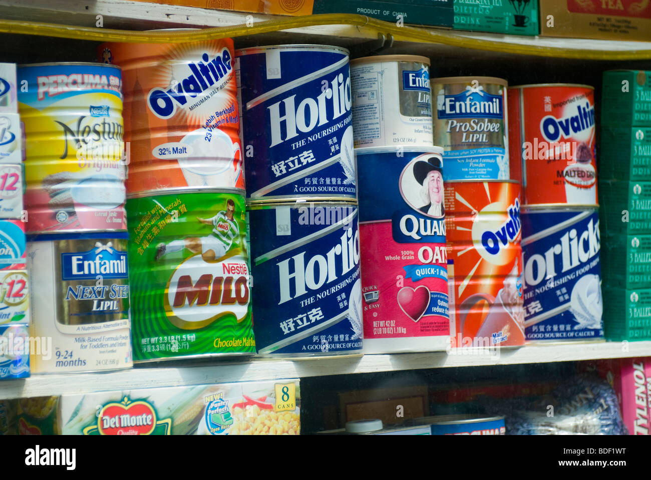 Le lattine di vari prodotti sul display nella vetrina di un negozio di alimentari a Chinatown in New York Foto Stock