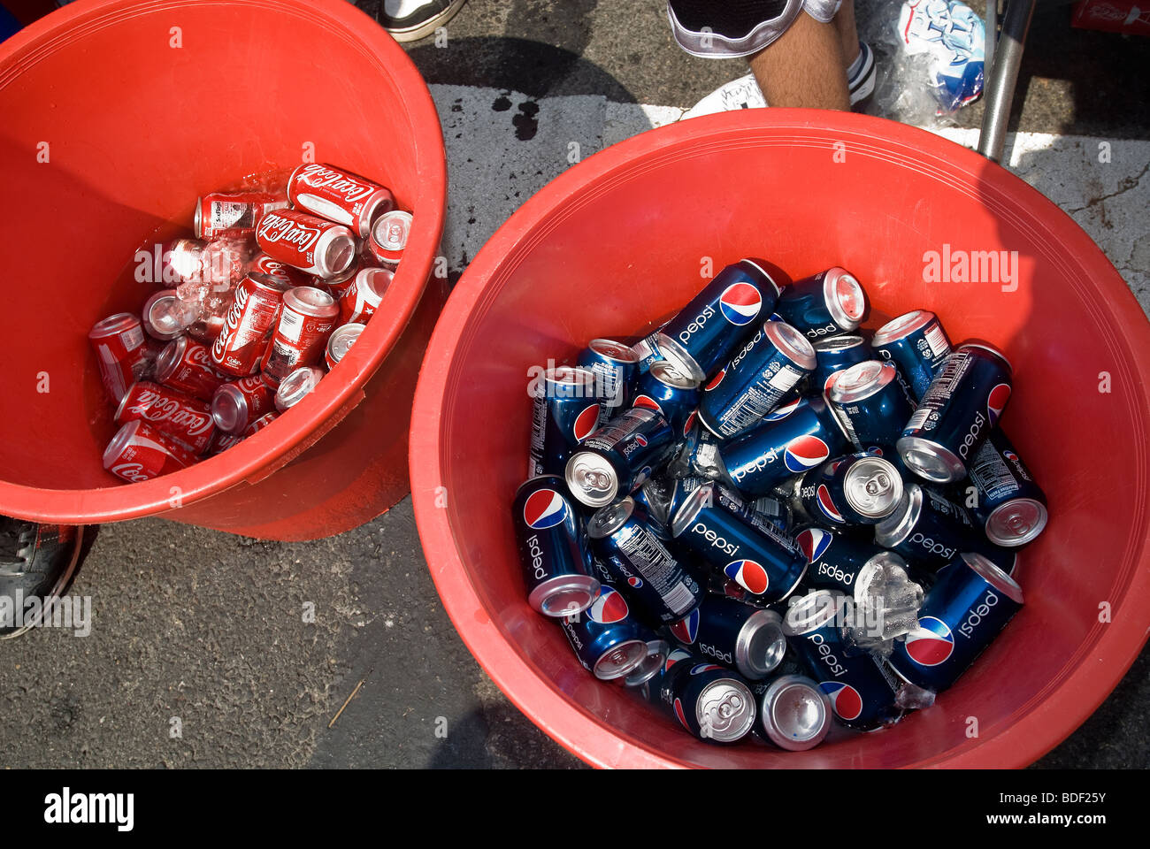 Le lattine di ghiaccio freddo Coca-Cola e Pepsi-Cola sono conservati in contenitori separati in una fiera di strada di New York Foto Stock