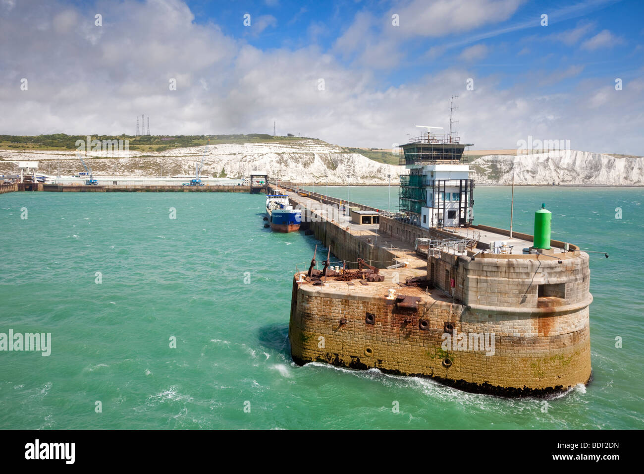 Dover Harbour parete e le Bianche Scogliere di Dover, England, Regno Unito Foto Stock