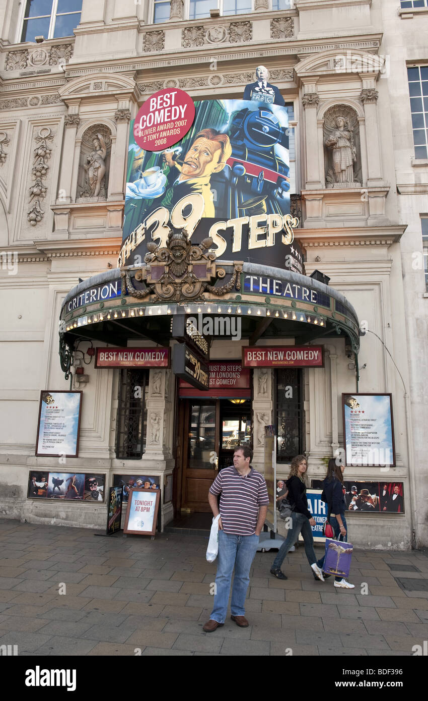 Grandi cartelloni colorati pubblicità 'Il 39 Steps' comedic a giocare sulla parte anteriore del Criterion Theatre, Picccadilly Circus, Londra Foto Stock