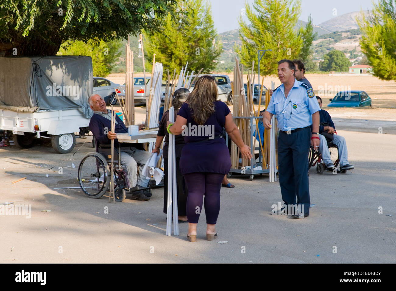 Funzionario di polizia in una discussione con gli operatori economici al festival annuale del mercato a San Gerasimos Monastery sull'isola greca di Cefalonia Foto Stock
