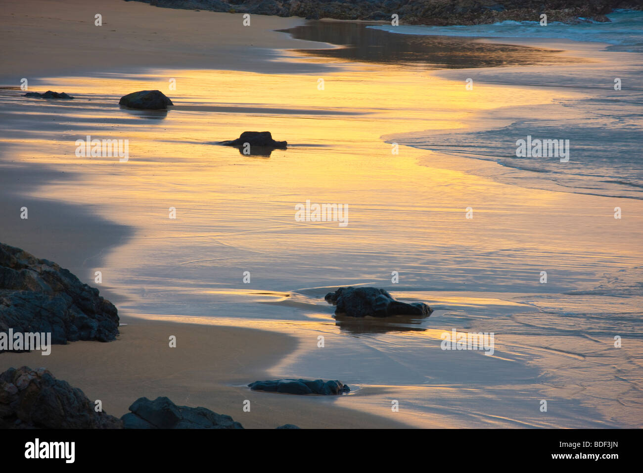 Tramonto sulla spiaggia vuota Fuerteventura Isole Canarie Spagna Foto Stock