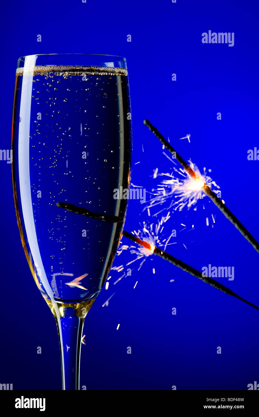 Oggetto su blu - champagne e bagliori closeup Foto Stock