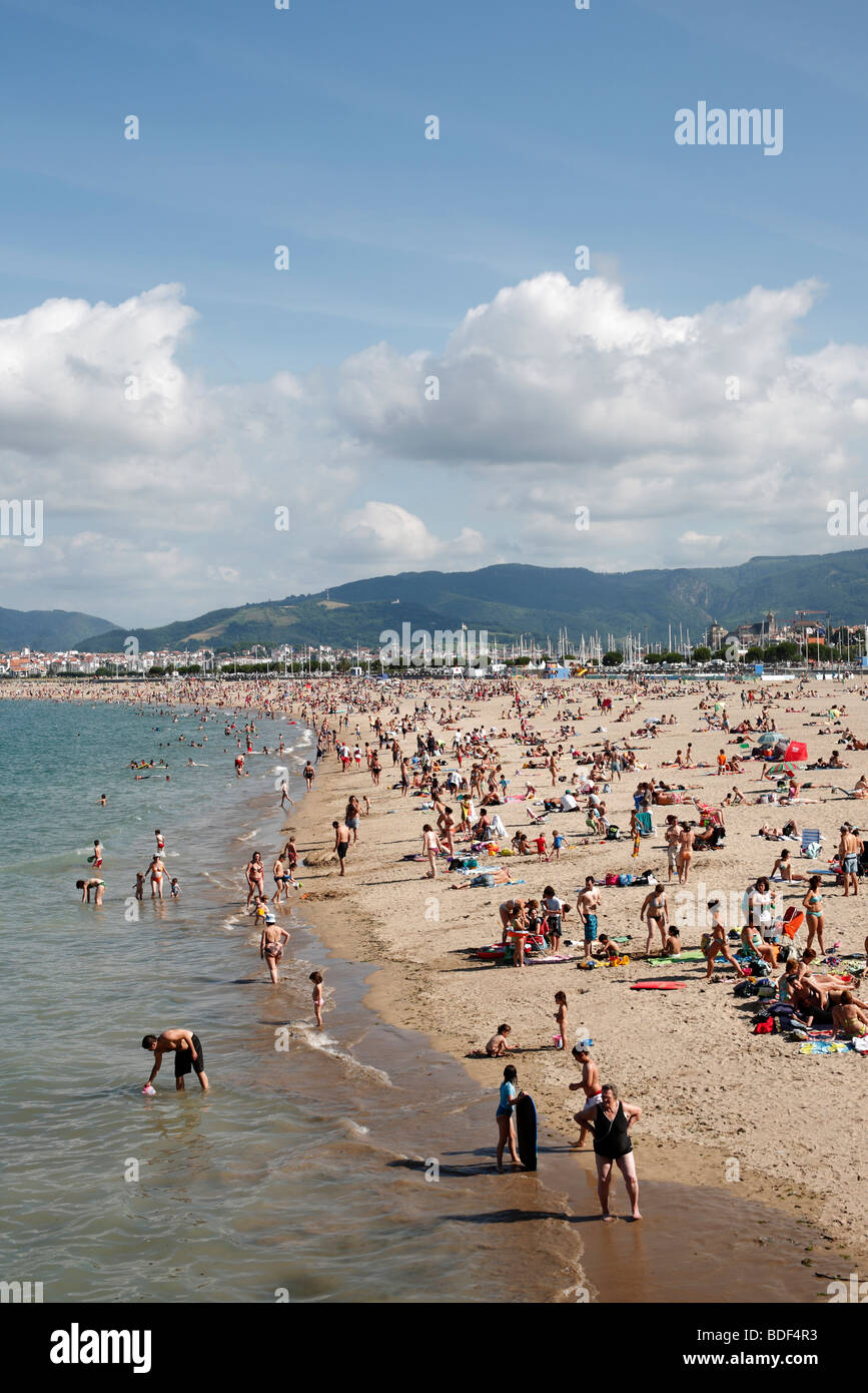 Una affollata spiaggia di Hondarribia nella Spagna settentrionale Foto Stock