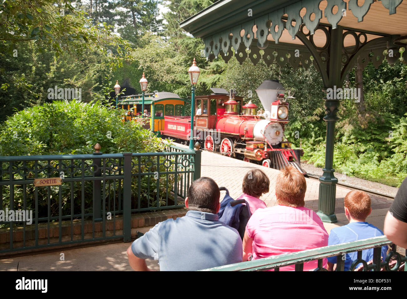 Scena in corrispondenza della stazione di Disney, Disneyland Parigi, Francia Foto Stock