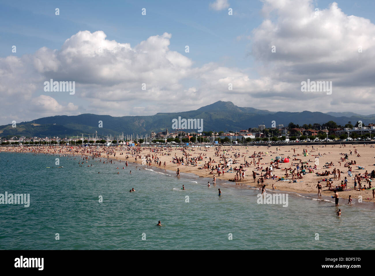 Una affollata spiaggia di Hondarribia nella Spagna settentrionale Foto Stock