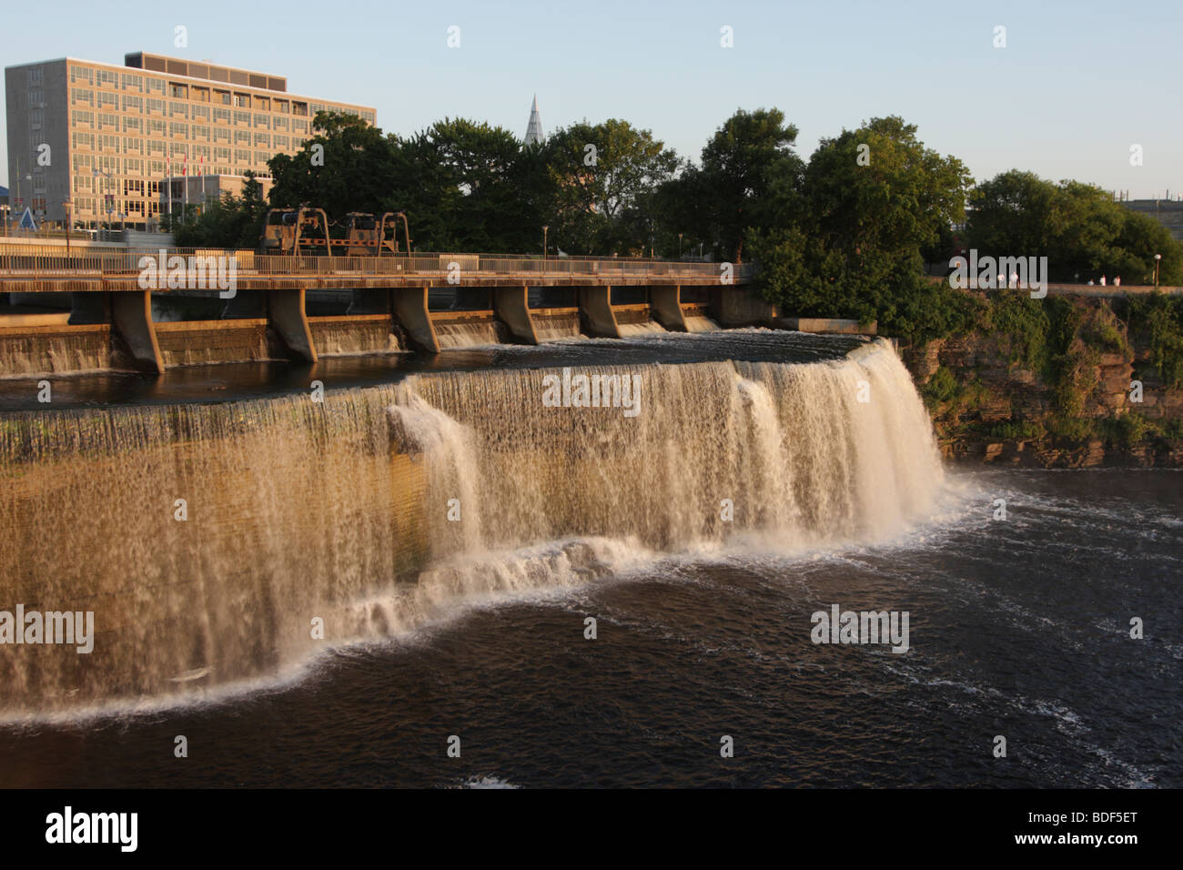 Una cascata nel punto di Rideau fusione di fiume fiume Ottawa a Ottawa, ON, Canada. Foto Stock